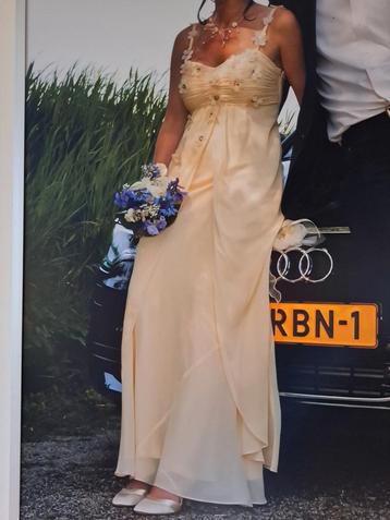 trouwjurk beschikbaar voor biedingen