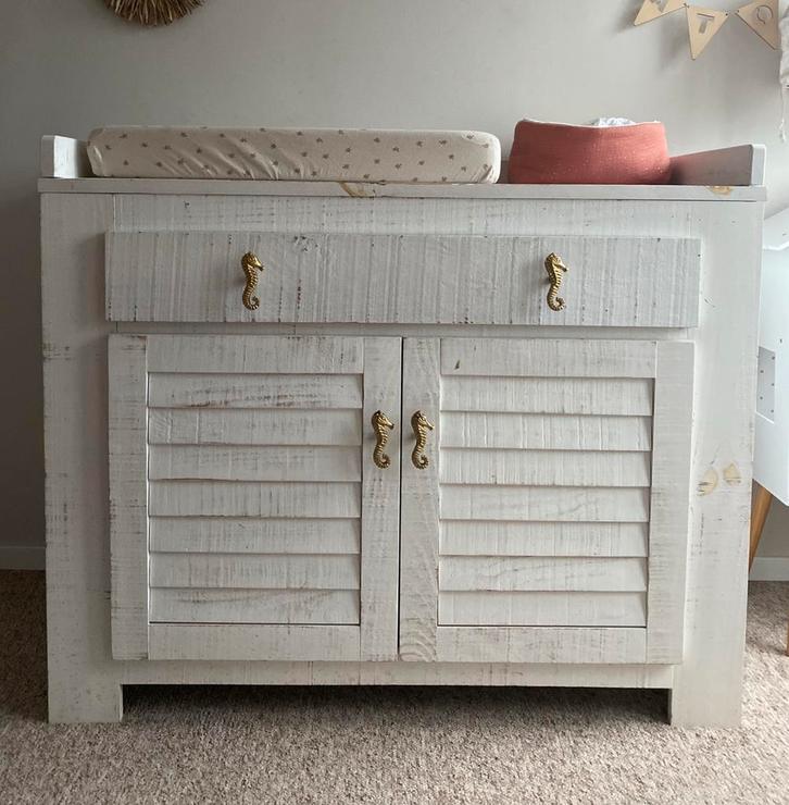 Babykamerset: wit houten ledikant+commode (incl accessoires), Kinderen en Baby's, Kinderkamer | Commodes en Kasten, Zo goed als nieuw