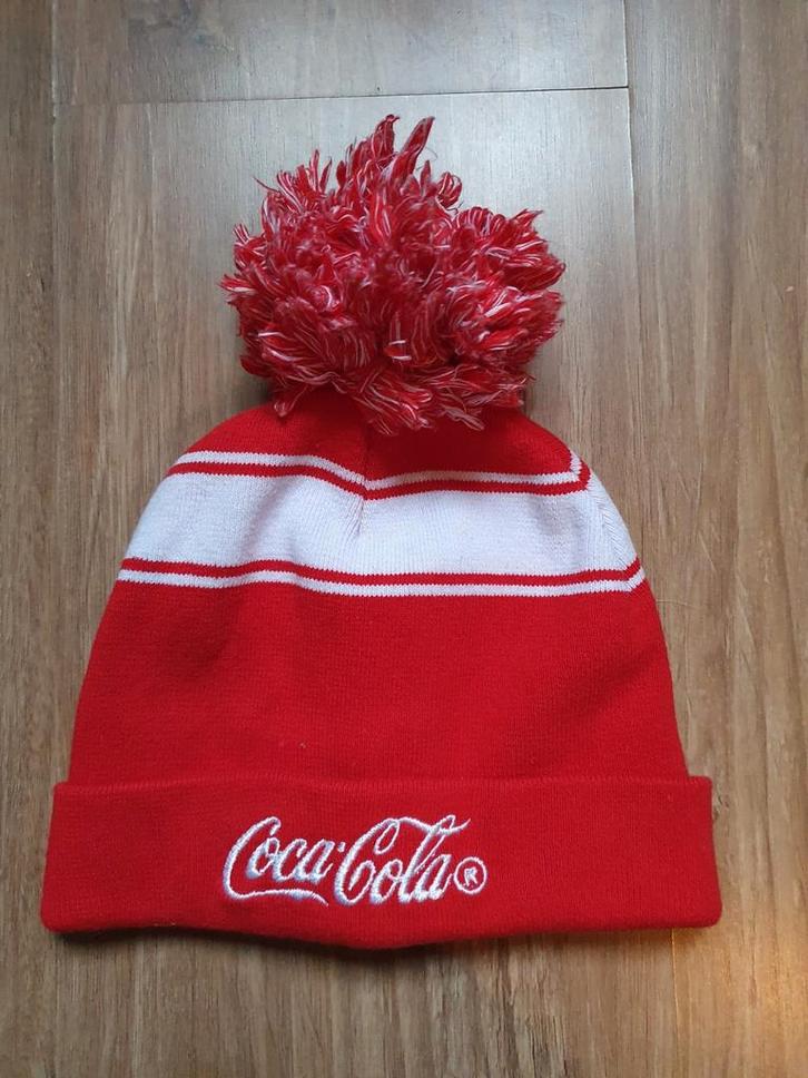 Coca-Cola Muts met Pompon, Kleding | Dames, Mutsen, Sjaals en Handschoenen, Zo goed als nieuw, Maat 36 (S), Ophalen of Verzenden