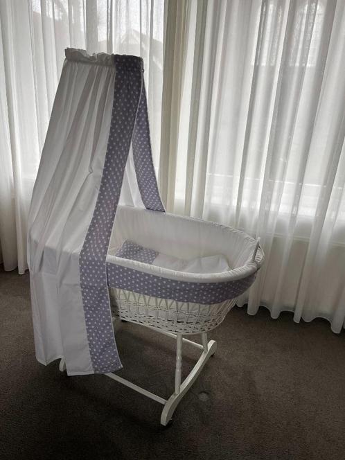 Rieten wieg inclusief bekleding wit-grijs, Kinderen en Baby's, Babywiegjes en Ledikanten, Gebruikt, Wieg, Ophalen