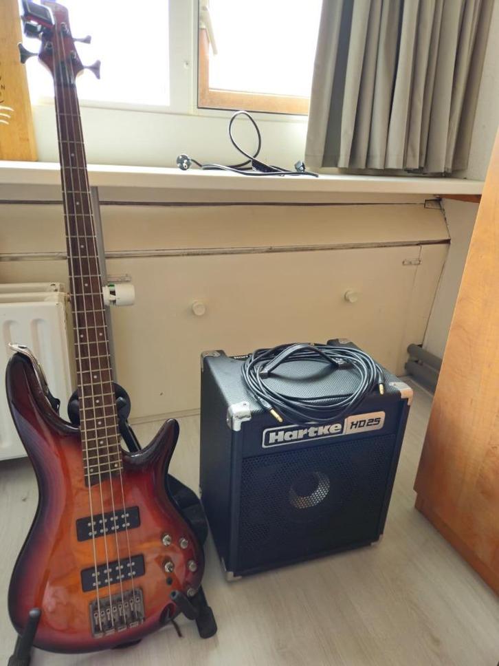 Ibanez Basgitaar + versterker, tas, standaard en toebehoren, Muziek en Instrumenten, Snaarinstrumenten | Gitaren | Bas, Zo goed als nieuw