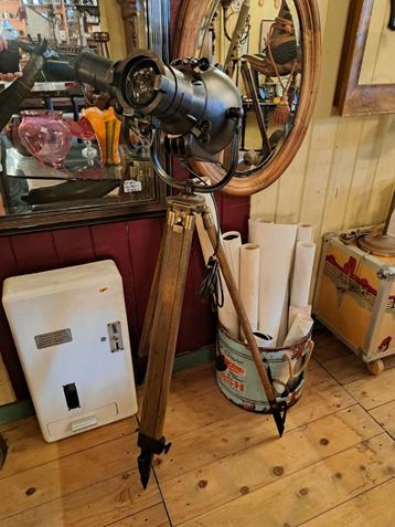 Zeer mooie theater spot lamp op houten statief of driepoot beschikbaar voor biedingen