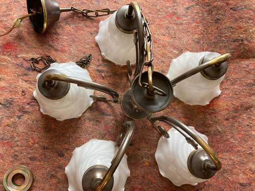 Vintage koperen kroonluchter met 5 armen en wit glazen kapje, Huis en Inrichting, Lampen | Kroonluchters, Gebruikt, Glas, Metaal