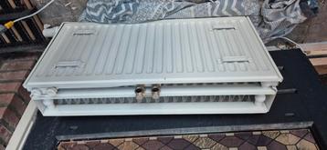 Moderne radiator. Incl thermostaatkraan en beugel 80x40x17cm beschikbaar voor biedingen