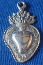 325 325 EX Voto Vlammend hart rondom bloementjes van tin, Antiek en Kunst, Antiek | Religie, Ophalen of Verzenden