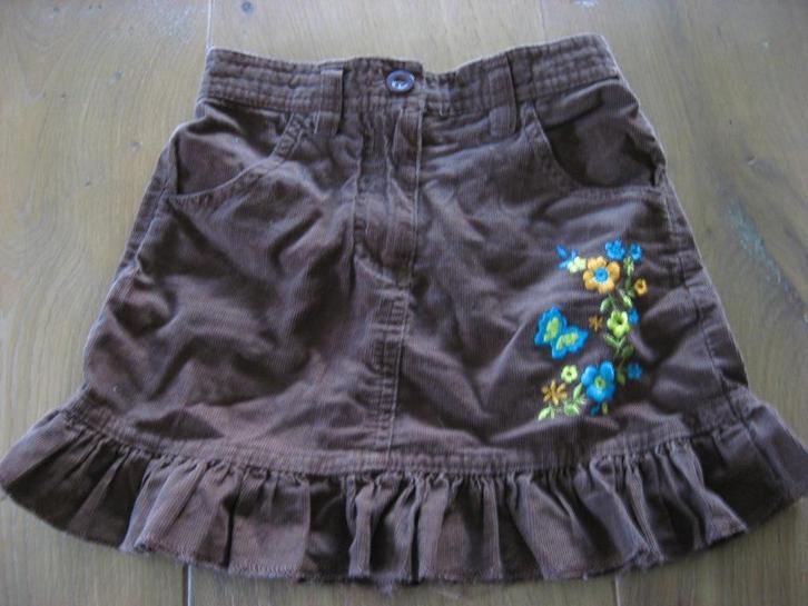 zgan bruin rib rokje met geborduurde bloemen , mt 92, Kinderen en Baby's, Kinderkleding | Maat 92, Zo goed als nieuw, Meisje, Jurk of Rok