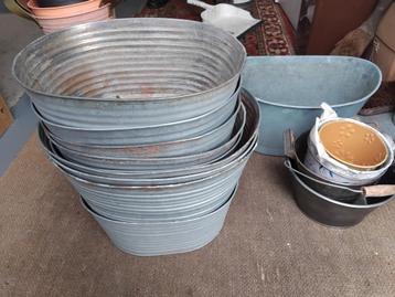 zinken bakken manden terracotta potten beschikbaar voor biedingen