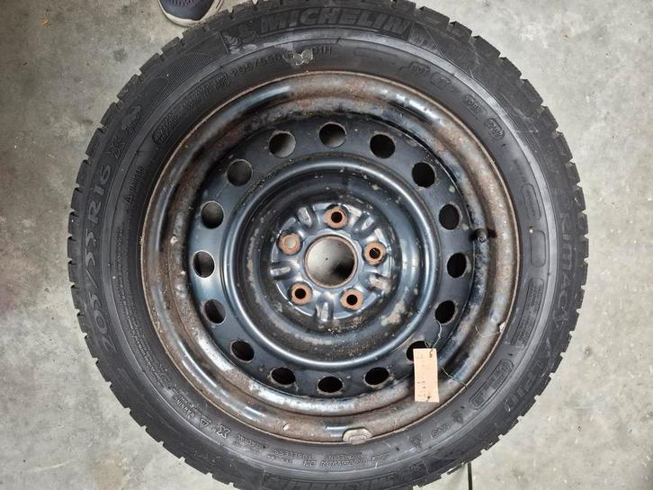 Winterbanden Michelin 205/55R16 op velg Toyota Verso, Auto-onderdelen, Banden en Velgen, Ophalen of Verzenden