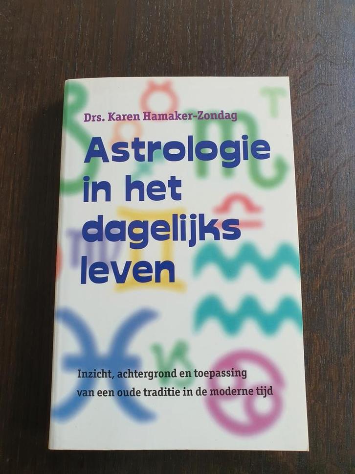 K.M. Hamaker-Zondag - Astrologie in het dagelijks leven, Boeken, Esoterie en Spiritualiteit, Zo goed als nieuw, Achtergrond en Informatie