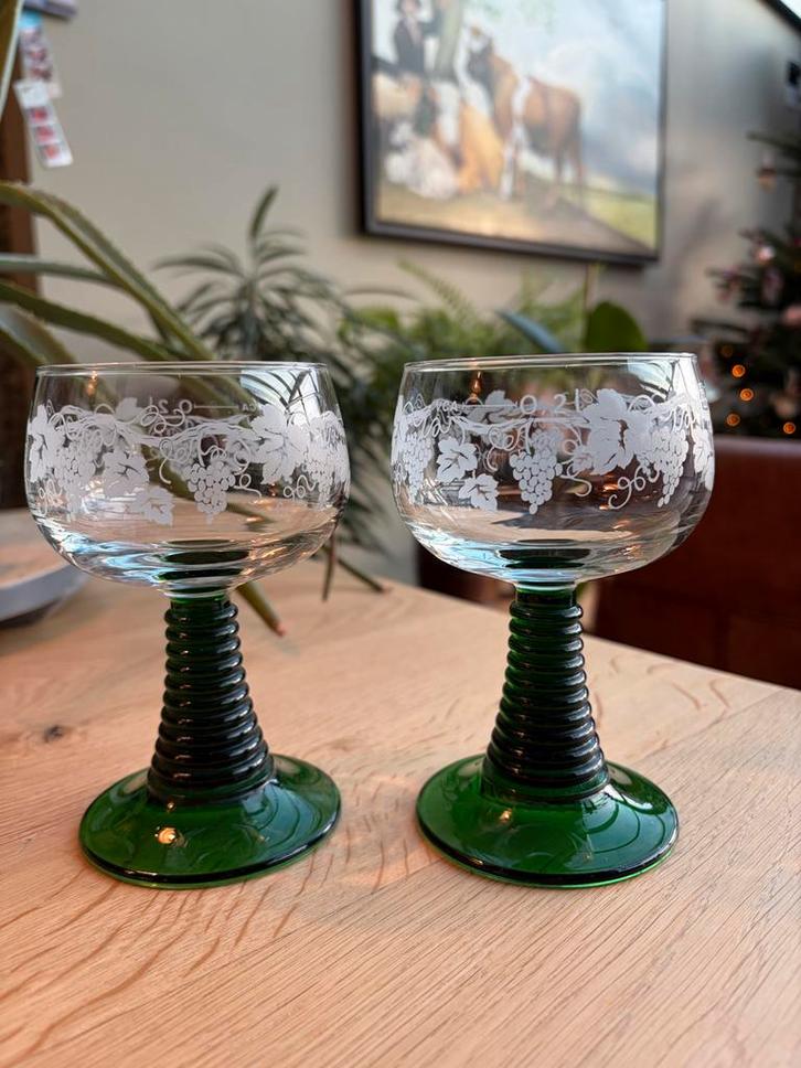 Groene wijnglazen met druivenmotief, Antiek en Kunst, Antiek | Glas en Kristal, Ophalen of Verzenden