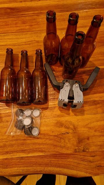 Kroonkurkenapparaat + 7 Flesjes + Kroonkurken beschikbaar voor biedingen