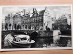 Amsterdam O.Z. Voorburgwal met Huis aan de drie grachten, Ophalen of Verzenden, 1940 tot 1960, Ongelopen, Noord-Holland