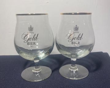 2x Amstel Gold bierglas op voet. Hoogte 13,5 cm. beschikbaar voor biedingen