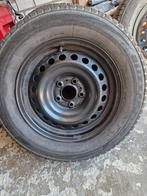 Te koop winterbanden lagen op een NISSAN QASHQAI, Auto-onderdelen, Banden en Velgen, Ophalen, 215 mm, 16 inch, Banden en Velgen