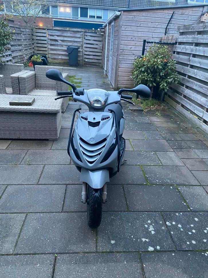 Zipp 4 takt grijs, Fietsen en Brommers, Scooters | Piaggio, Gebruikt, Zip, Maximaal 45 km/u, Benzine, Ophalen