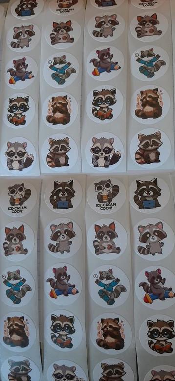 Nr. 25 :  Wasbeertjes / raccoon stickers 80 stuks ;  2,5 cm. beschikbaar voor biedingen