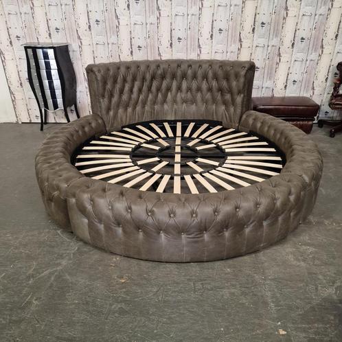 Chesterfield Bed Rond – Vintage Bruin, Huis en Inrichting, Slaapkamer | Bedden, Nieuw, Tweepersoons, Overige maten, Overige maten