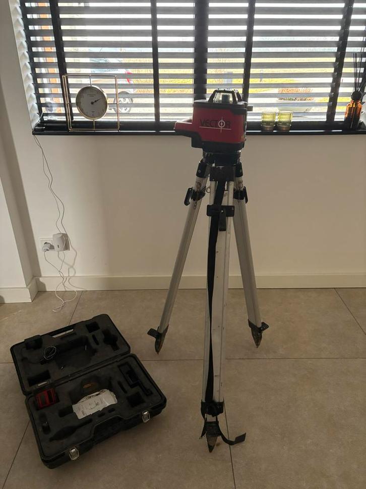 Zelf Nivellerende Laser met Statief & Ontvanger, Doe-het-zelf en Verbouw, Meetapparatuur, Gebruikt, Licht, Ophalen
