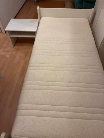 Eenpersoonsbed 90 x 200 cm met matras en nachtkastje beschikbaar voor biedingen