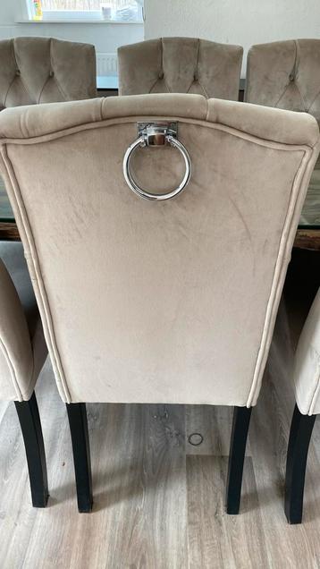 Eetstoelen beschikbaar voor biedingen