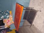 Vintage tafeltje met lectuur-/krantenbak, 45 tot 60 cm, Overige materialen, Minder dan 55 cm, Gebruikt