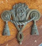 Antiek ijzeren ornament , Jugendstil, met kwastjes, Antiek en Kunst, Ophalen of Verzenden