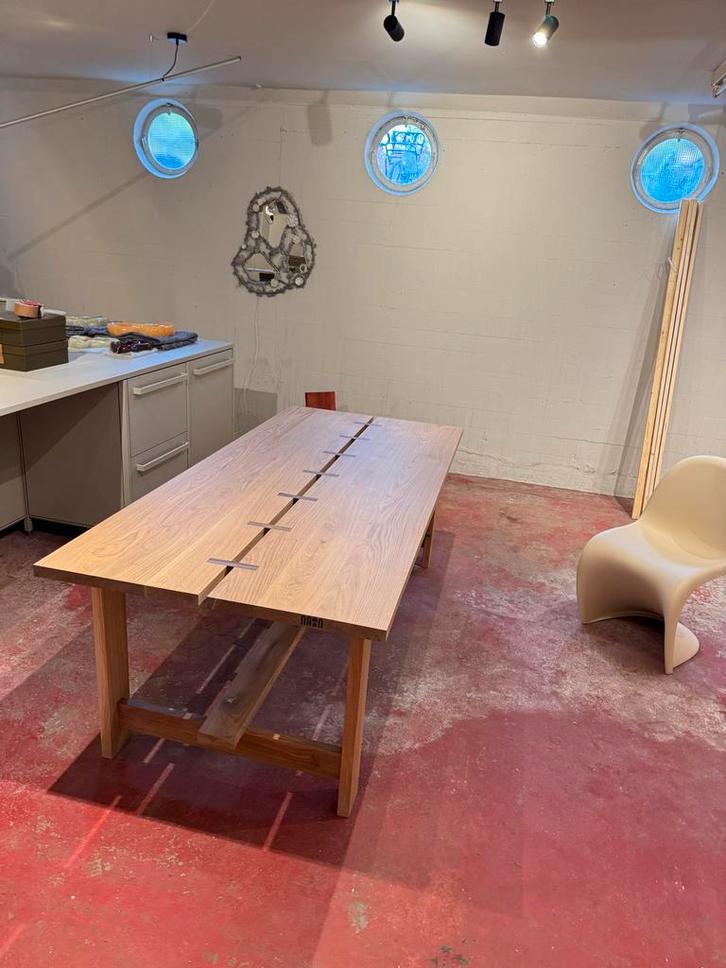 Handgemaakte Eikenhouten Tafel met Walnoot Detail, Huis en Inrichting, Tafels | Eettafels, Nieuw, 100 tot 150 cm, 200 cm of meer