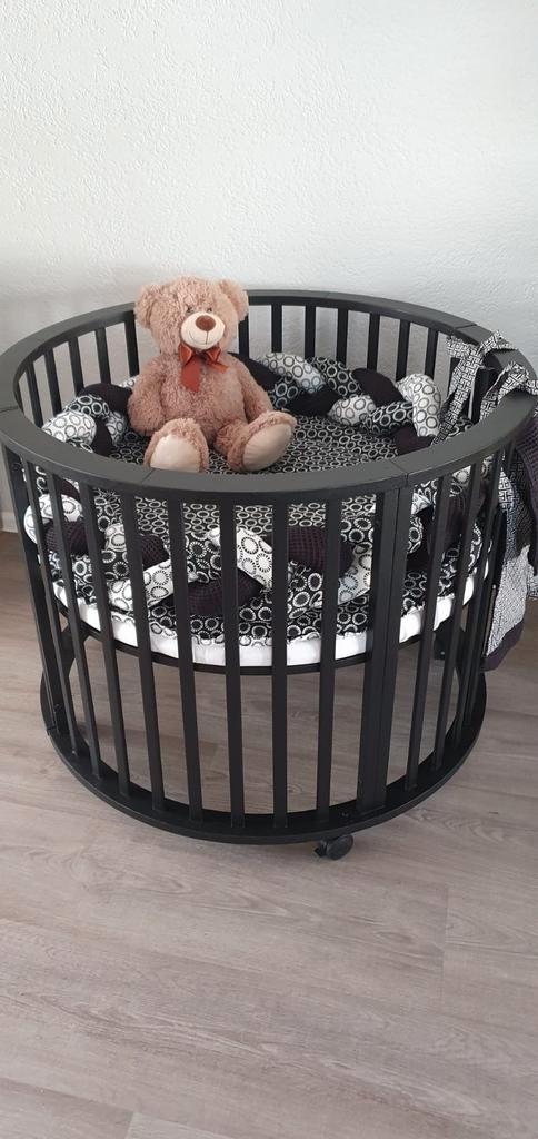 Europe Baby Circa III Ronde Box - Zwart, Kinderen en Baby's, Boxen, Zo goed als nieuw, Rond, In hoogte verstelbaar, Boxkleed, Wieltjes