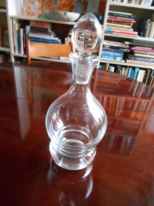 Mooie zware glazen ( of kristallen??) design karaf, Huis en Inrichting, Woonaccessoires | Overige, Zo goed als nieuw, Verzenden