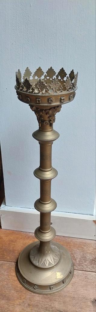 Grote koperkleurige kandelaar  beschikbaar voor biedingen