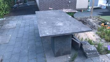 Natuur stenen tafel blad 100 x 200 x 3. Hoogte is 74 cm.