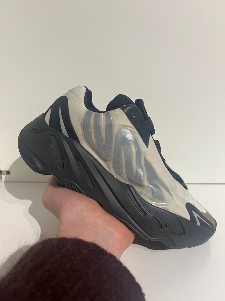 Yeezy 700 MNVN Bone maat 36,5, ., Beige, Nieuw, Ophalen of Verzenden