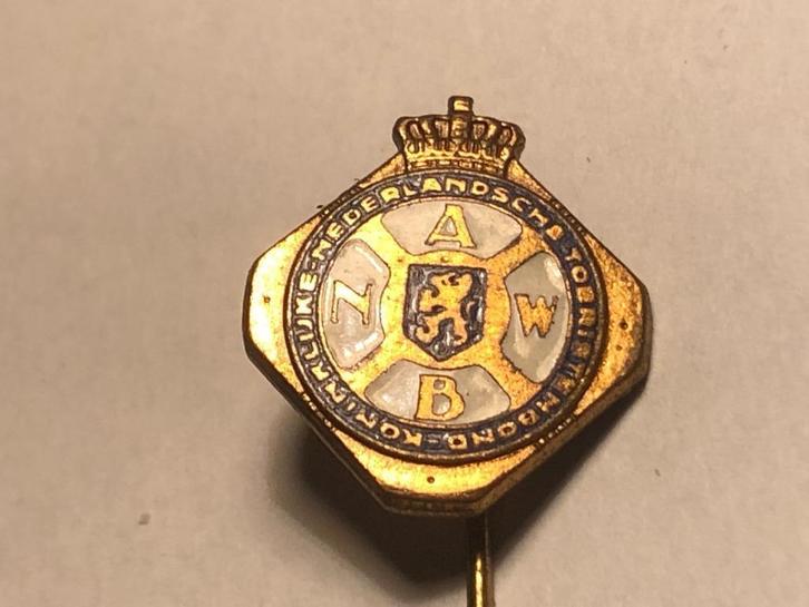 Emaille ANWB met KROON Speld (Wit/Blauw/Messingkleur)., Verzamelen, Speldjes, Pins en Buttons, Zo goed als nieuw, Speldje of Pin