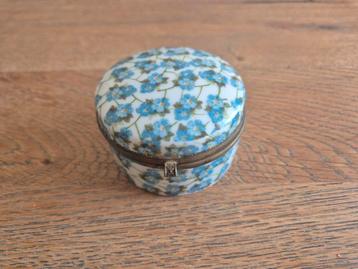 Antiek emaille doosje beschikbaar voor biedingen