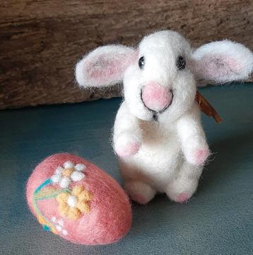 Genaaldvilt Konijntje met los ei wol naaldvilten handmade beschikbaar voor biedingen