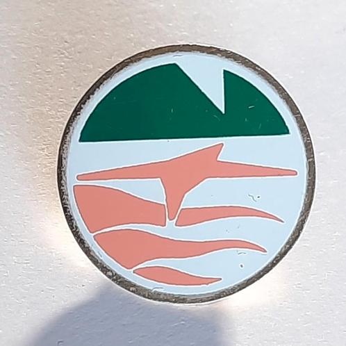 Onbekende pin vogel en bos?, Verzamelen, Speldjes, Pins en Buttons, Zo goed als nieuw, Speldje of Pin, Overige onderwerpen, Ophalen of Verzenden