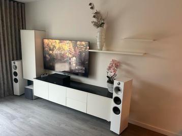 Wandmeubel zwevend. (Voorbrood)