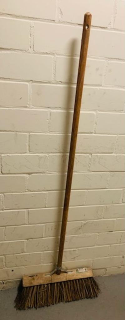 Veger Vero outdoor met steel, Huis en Inrichting, Schoonmaakartikelen, Bezem of Borstel, Ophalen of Verzenden