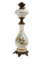 Antieke handbeschilderde glazen olielamp op siervoet, Antiek en Kunst, Antiek | Lampen, Ophalen of Verzenden