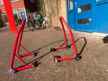 Zo goed als nieuwe paddock stands, voor- en achterwiel beschikbaar voor biedingen