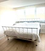 Vintage Gietijzeren Spijlenbed met elektrische Lattenbodems, Huis en Inrichting, Slaapkamer | Bedden, Overige materialen, Wit