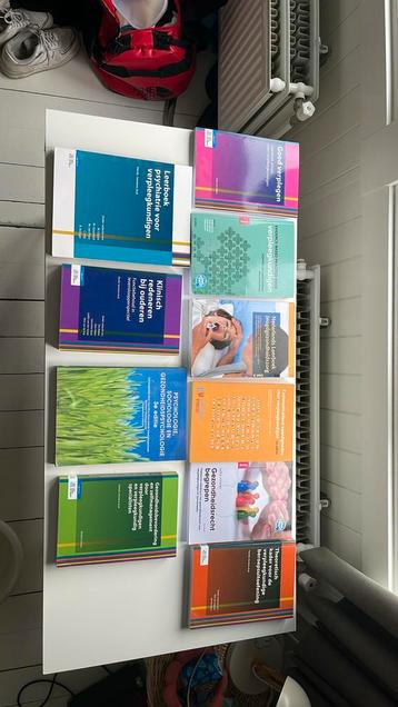 Diverse boeken verpleegkunde beschikbaar voor biedingen