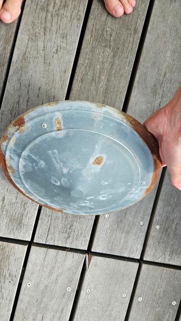 Gebruikt metalen deksel afvoerkanaal. beschikbaar voor biedingen