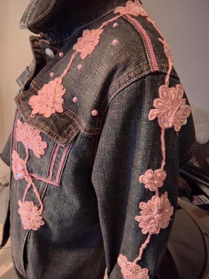 Spijkerjasje met bloemen applicaties - Maat 48, Kleding | Dames, Grote Maten, Zo goed als nieuw, Blauw, Ophalen of Verzenden