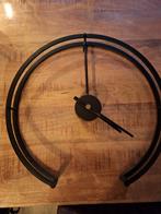 Zwarte metalen klok, Huis en Inrichting, Woonaccessoires | Klokken, Ophalen, Wandklok