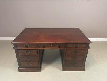 Origineel klassiek Engels Chesterfield bureau 170 cm breed beschikbaar voor biedingen