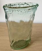 Hoge glazen vaas van gerecycled glas met bijzondere rand, Ophalen of Verzenden, Zo goed als nieuw, Glas, Minder dan 50 cm