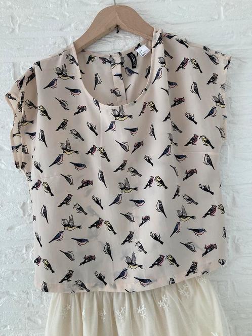 Lief topje 🦜🦆🪶bloesje met vogeltjes Print S 36, Kleding | Dames, Blouses en Tunieken, Zo goed als nieuw, Maat 36 (S), Beige