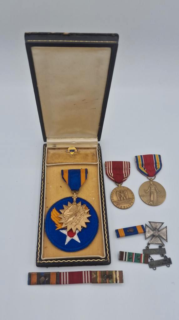 US WWII Army Airforce 380th Bomb Group Air Medal grouping, Verzamelen, Militaria | Tweede Wereldoorlog, Luchtmacht, Lintje, Medaille of Wings