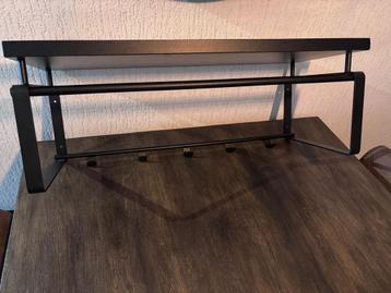 Stalen kapstok beschikbaar voor biedingen